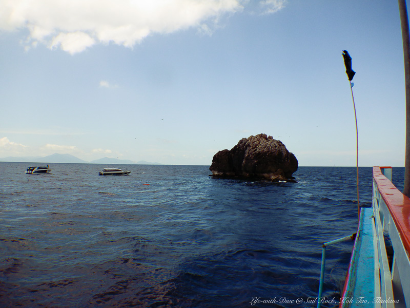 タイタオ島セイルロック。ダイビングボートが数珠繋ぎ状態。